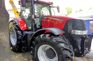 Červený traktor Case IH Puma vystavený na veletrhu