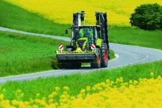 Žací stroj Claas Disco 1100 jede po silnici