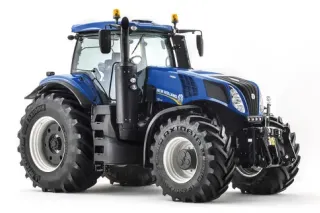 Modrý traktor New Holland T8 na bílém pozadí