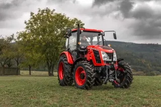 Červený traktor Zetor Major na louce