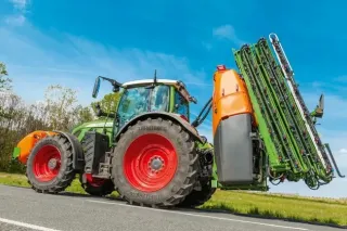 Traktor Fendt s neseným postřikovačem Amazone při přepravě