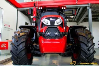 Přední pohled na červený traktor Zetor