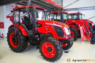 Červené traktory Zetor vystavené v hale