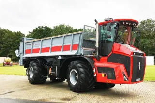Červený samojízdný stroj Horsch Terra Variant s rozmetadlem