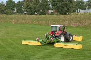 Žací kombinace Krone za traktorem na louce