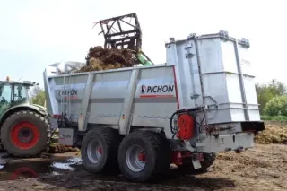 Stříbrné rozmetadlo Pichon při nakládání materiálu