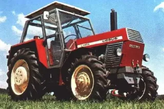 Historický červený traktor Ursus