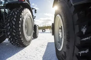 Detail zimních pneumatik zemědělských strojů na sněhu