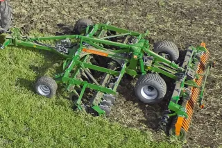 Zelený diskový podmítač Amazone Certos TX z ptačí perspektivy