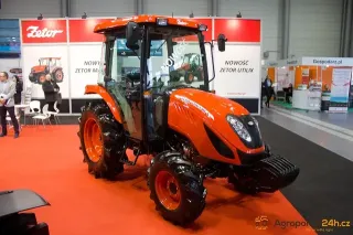 Oranžový traktor Zetor Utilix vystavený na veletrhu Polagra