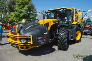 Žlutočerný nosič nástaveb JCB Fastrac na veletrhu