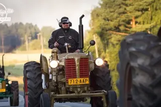 Řidiči historických traktorů Zetor 25 jedou po silnici