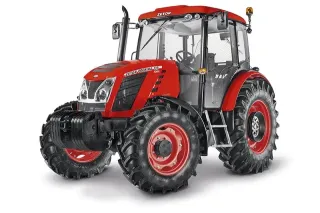 Červený traktor Zetor na bílém pozadí