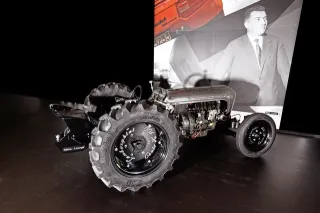 Historický traktor Lamborghini vystavený před portrétem