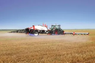 Traktor s postřikovačem Maschio při práci na poli