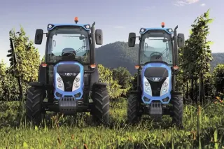 Dva modré speciální traktory Landini mezi řádky vinice