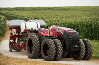 Autonomní červený traktor Case IH se secím strojem