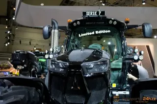 Černý traktor Deutz-Fahr Warrior vystavený na veletrhu