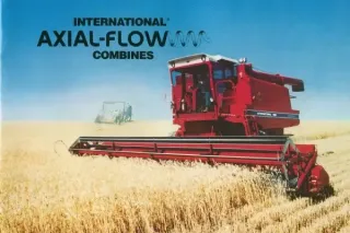 Historická červená sklízecí mlátička International Harvester Axial-Flow při sklizni obilí.