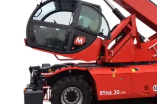 Červený teleskopický manipulátor Magni s výškově nastavitelnou kabinou