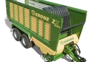 Zelený samosběrací vůz Krone ZX na bílém pozadí