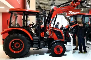 Červené traktory Zetor s čelním nakladačem na veletrhu