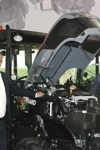 Tomas Carraro se synem Lorenzem předvádějí traktor Carraro