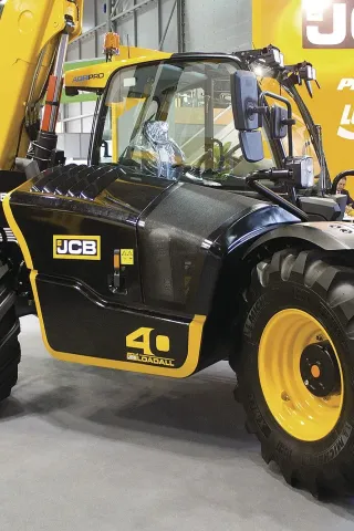 Na výstavní ploše JCB bylo možné vidět teleskopický manipulátor Loadall vyrobený v limitované edici k 40letému jubileu společnnosti