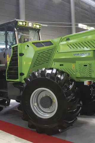 Společnost CIME, s.r.o. vystavovala speciální traktorový nosič TRE EMME MM350X ve spojení s lesní frézou AHWI M650h