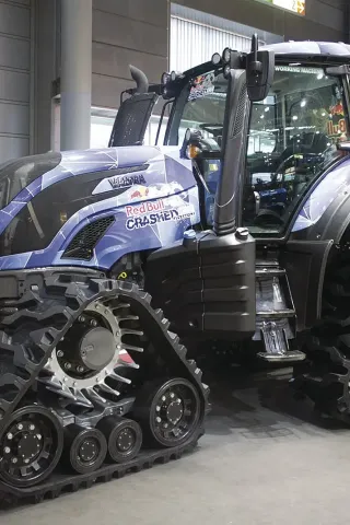 Speciál Valtra X Red Bull Crashed ICE na pásových jednotkách vyrobený ve studiu Unlimited