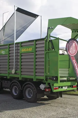 Velkoobjemová korba GIGA40 pro přepravu objemných krmiv, zejména siláží, od ZDT Nové Veselí