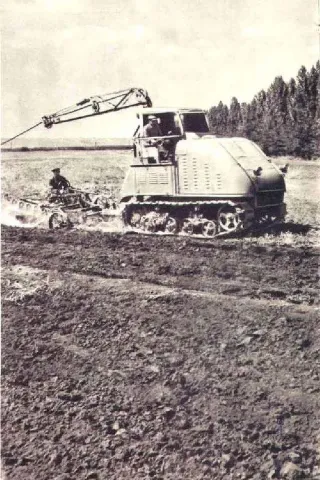 Sovětský traktor na elektřinu.