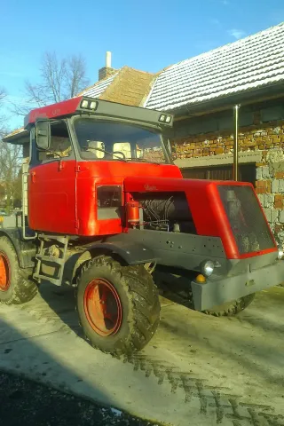 Traktor vyrobený v domácích podmínkách a z běžně dostupných dílů - Praga, Liaz, Zetor apod.