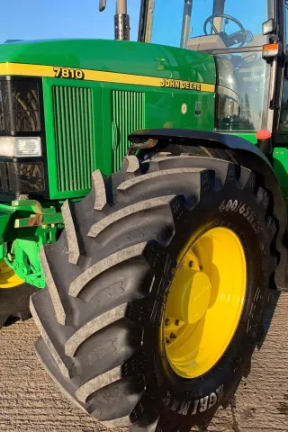 John Deere 7810 v originálním stavu byl nedávno na prodej
