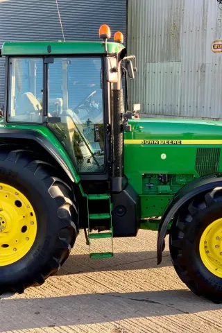 John Deere 7810 v originálním stavu byl nedávno na prodej