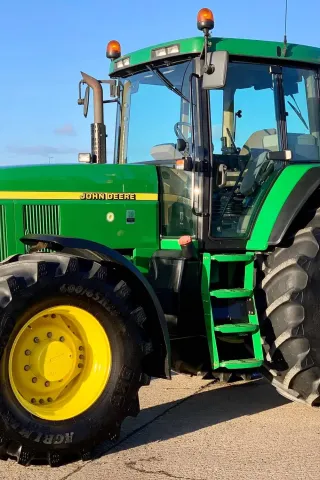 John Deere 7810 v originálním stavu byl nedávno na prodej