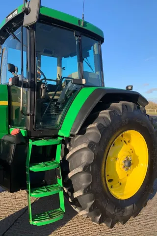 John Deere 7810 v originálním stavu byl nedávno na prodej