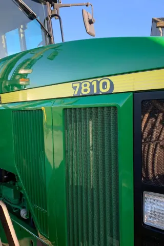 John Deere 7810 v originálním stavu byl nedávno na prodej