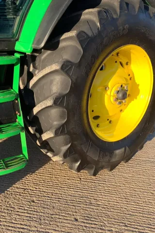 John Deere 7810 v originálním stavu byl nedávno na prodej