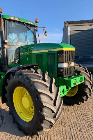 John Deere 7810 v originálním stavu byl nedávno na prodej