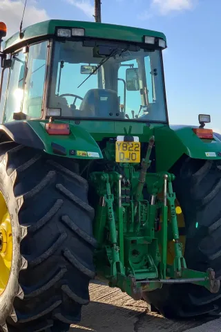 John Deere 7810 v originálním stavu byl nedávno na prodej
