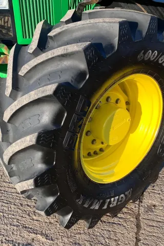 John Deere 7810 v originálním stavu byl nedávno na prodej