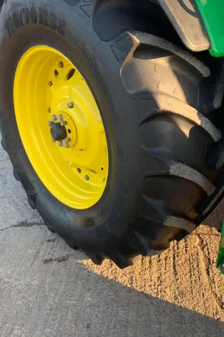John Deere 7810 v originálním stavu byl nedávno na prodej