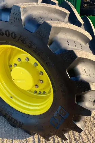 John Deere 7810 v originálním stavu byl nedávno na prodej