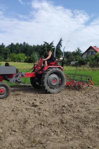 Dva výfuky i rampa s LED osvětlením, svépomocí opravil a vylepšil „splašenou traverzu“. Se vzhledem mu pomáhala manželka. Zdroj foto - Martin Dušek