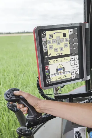 Joystick s programovatelnými tlačítky a software iXspray s intuitivním dotykovým rozhraním zaručují uživatelsky přívětivé ovládání postřikovače. Zdroj foto - tisková zpráva Kverneland