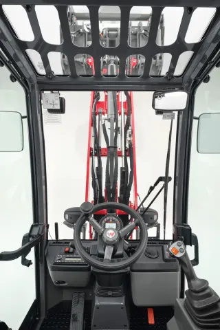 Nový elektrický nakladač Weidemann Hoftrac 1190e bez emisí s lithium-iontovou baterií.