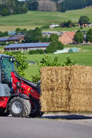 Nový elektrický nakladač Weidemann Hoftrac 1190e bez emisí s lithium-iontovou baterií.