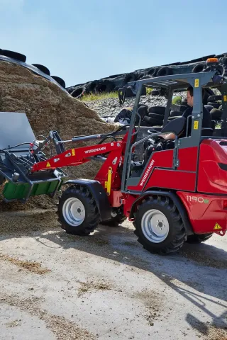 Nový elektrický nakladač Weidemann Hoftrac 1190e bez emisí s lithium-iontovou baterií.
