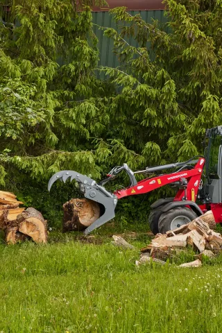 Nový elektrický nakladač Weidemann Hoftrac 1190e bez emisí s lithium-iontovou baterií.